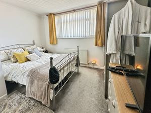 Pyfleet Close - click for photo gallery